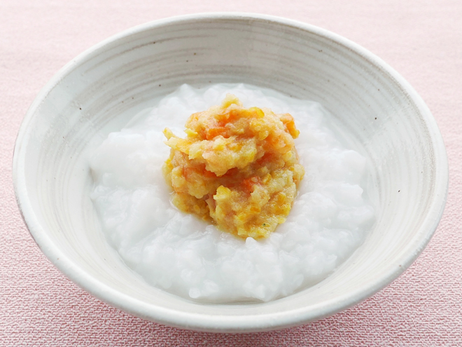 緑黄色野菜とたまごのおかゆ